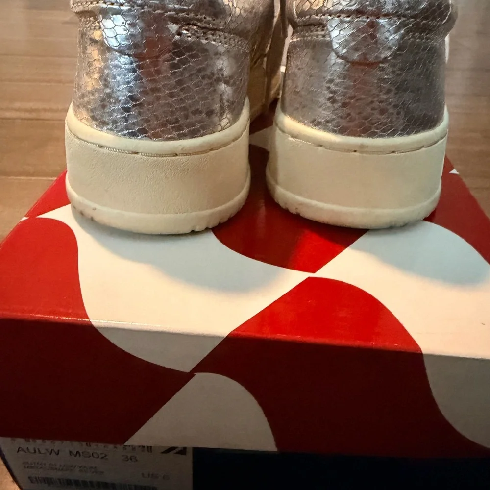 Autry Women's Medalist Low Silver Sneakers 6 - Picture 6 of 11